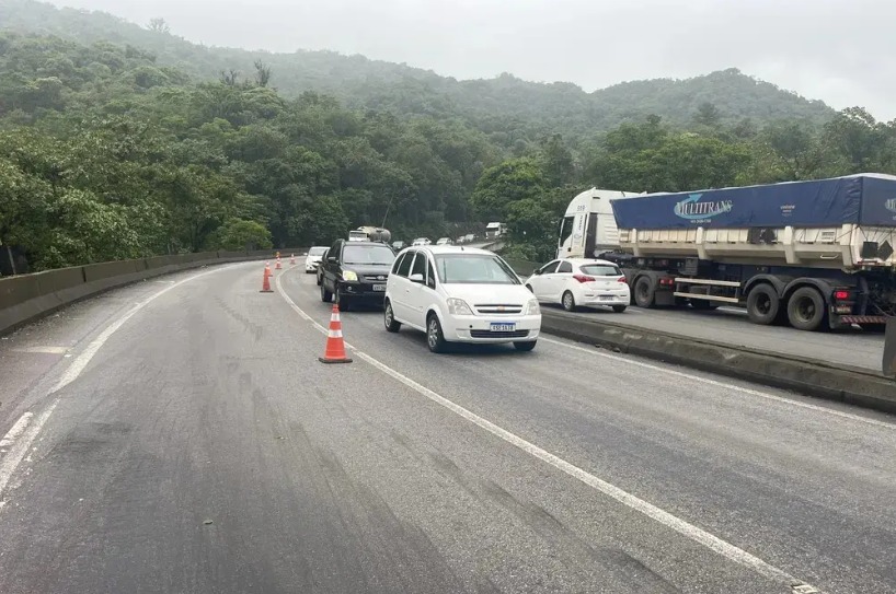 PRF estende proibição de veículos pesados para BR-376, entre Paraná e Santa Catarina